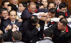 Taiwan-parliament-fight-002