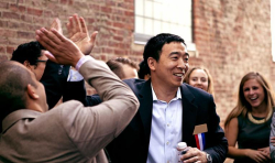 Andrew-Yang-Crowd-photo-by-Nanette-Konig