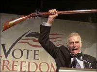 Charlton_heston_with_gun