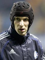 Peter_cech_with_helmet