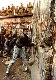 Breakingdownberlinwall1989